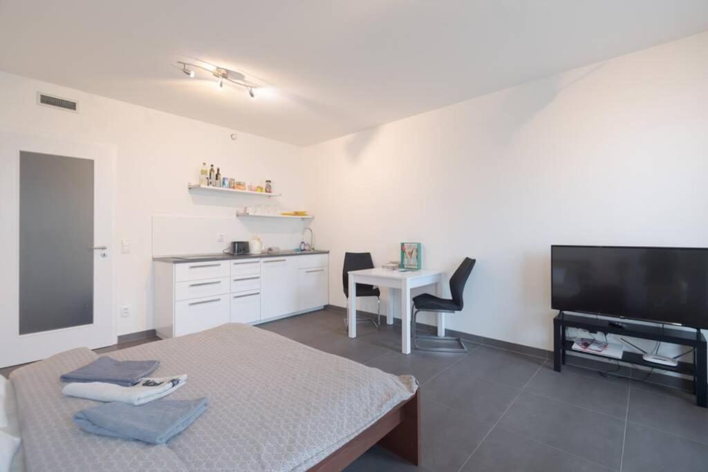 Bright Studio, 10min To The Centre, Free Parking Appartement Prague
